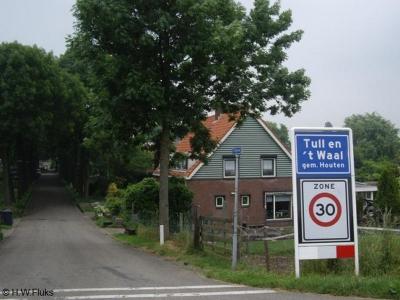 Tull en 't Waal is een dorp in de provincie Utrecht, in de regio Kromme Rijnstreek, en daarbinnen gelegen op het Eiland van Schalkwijk, gemeente Houten. Het was een zelfstandige gemeente t/m 1961.