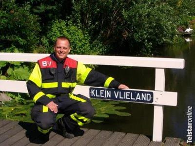 Jan Vlieland woont in de straat Klein Vlieland in de buurtschap Vlieland. Op de foto Jan bij zijn afscheid van de brandweer in 2010. (© www.telstar-online.nl)