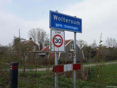 Woltersum is een dorp in de provincie Groningen, gemeente Groningen. T/m 2018 gemeente Ten Boer. Deze foto is van april 2019, toen men dus kort ervoor de aanduiding 'gem. Ten Boer' heeft overgeplakt met de aanduiding 'gem. Groningen'.