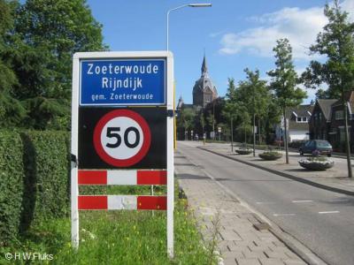 Het dorp Zoeterwoude-Rijndijk is genoemd naar de ligging aan de Hoge Rijndijk. Op de achtergrond de rijksmonumentale Goede Herderkerk (voorheen Meerburgkerk) uit 1896.