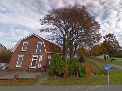 De buurtschap Zuiderveen heeft geen plaatsnaamborden, zodat je slechts aan de gelijknamige straatnaambordjes kunt zien dat je er bent aangekomen